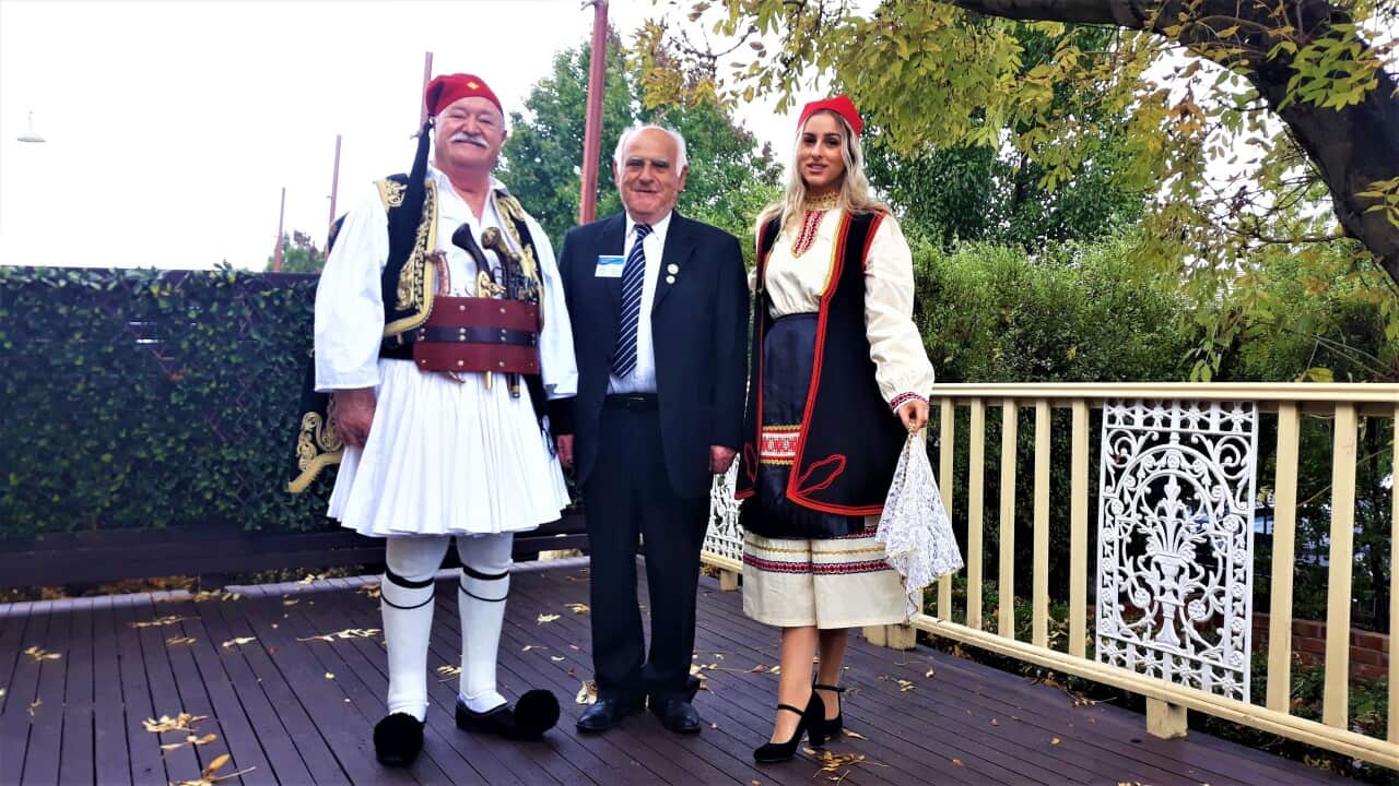 Στη μέση, ο Γιάννης Κωστούλιας, πρόεδρος της Ομοσπονδίας Συλλόγων Ηλικιωμένων Μελβούρνης και Βικτωρίας.