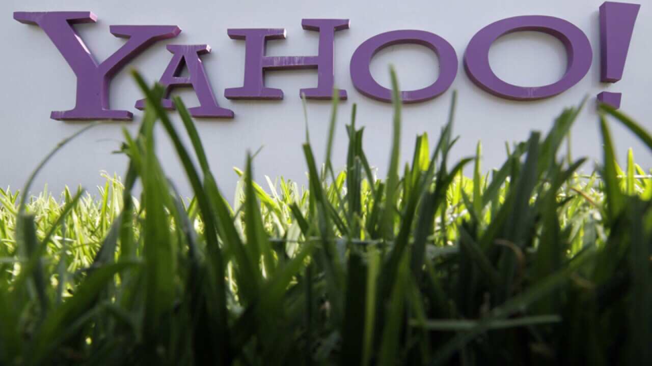 Microsoft has extended a guarantee that provides Yahoo with financial protection.