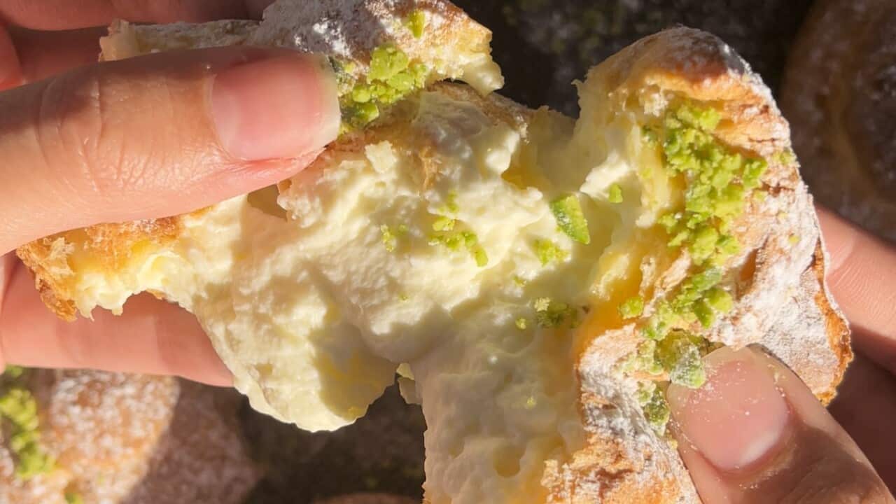 Noon khamei: Persian cream puffs.