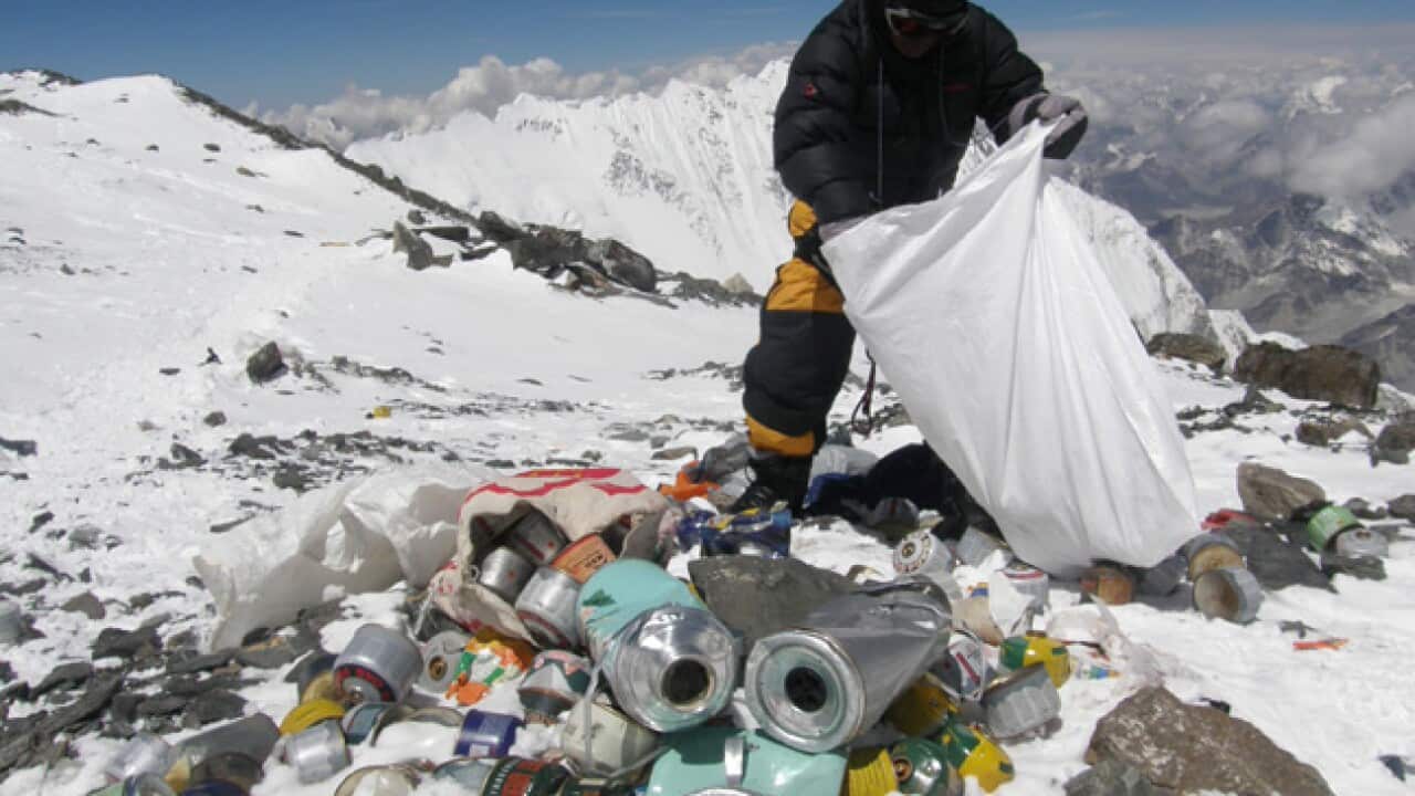 Mt-everest_garbage_nepalese-sherpa_b_120407_aap_383846938