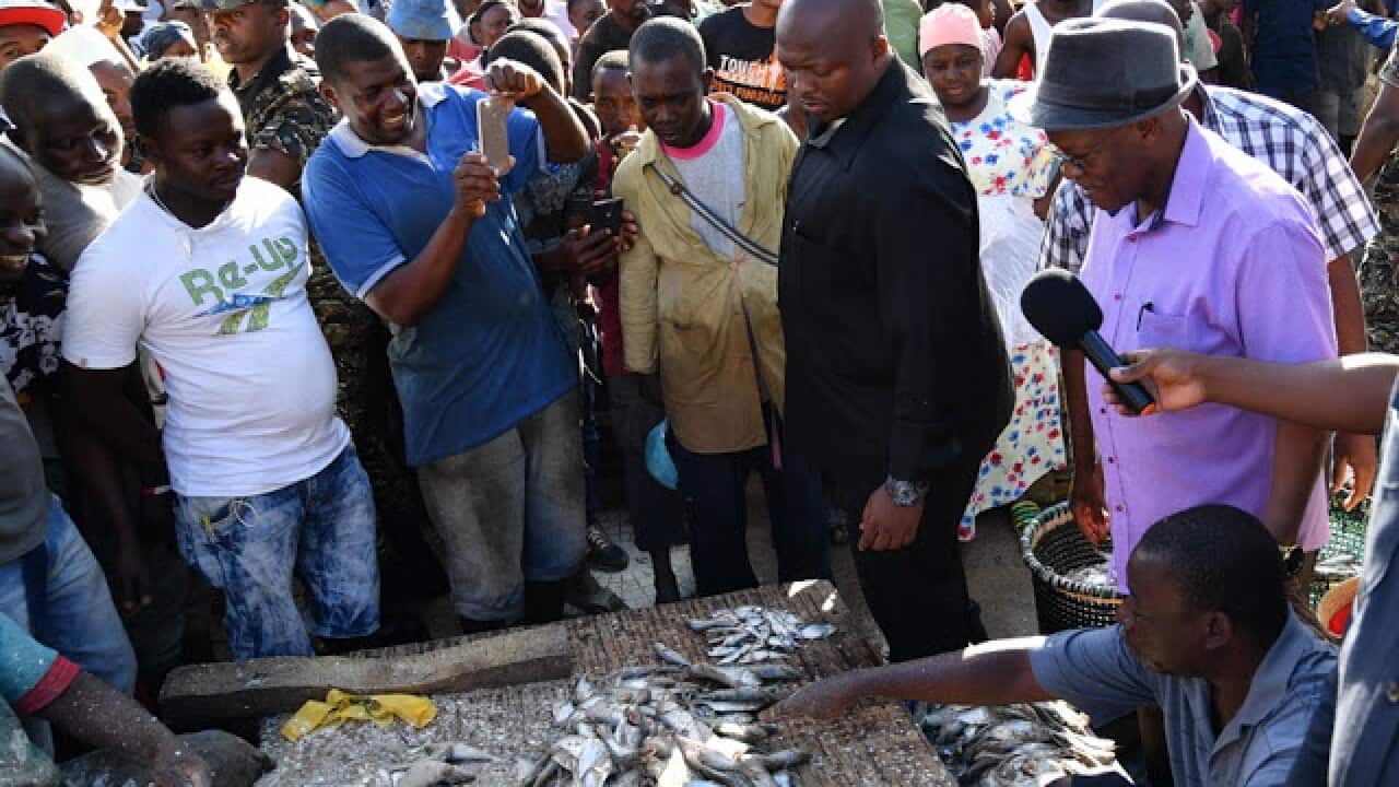 Rais Dkt Magufuli akagua bidhaa katika soko la Ferry