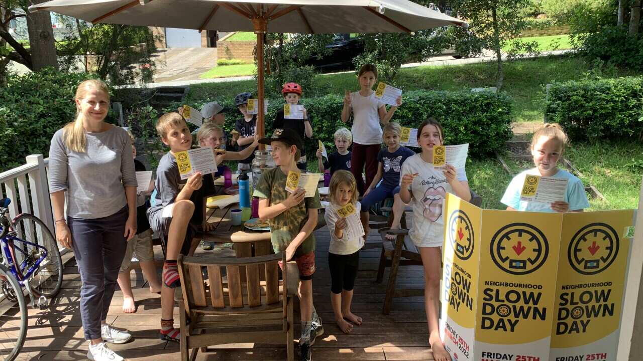 Lena Huda mit Kindergruppe