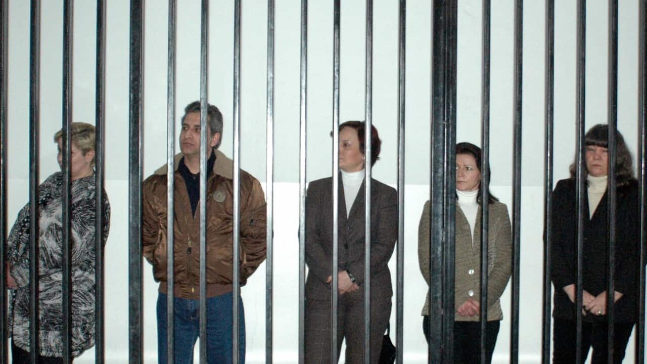 Nasia Nenova, Ashraf Hajjuj, Valentina Siropoulu, Kristina Valcheva, Valia Cherveniashka et Snezhana Dimitrova derrière les barreaux lors d’une comparution devant un tribunal de Tripoli, 25/02/2007