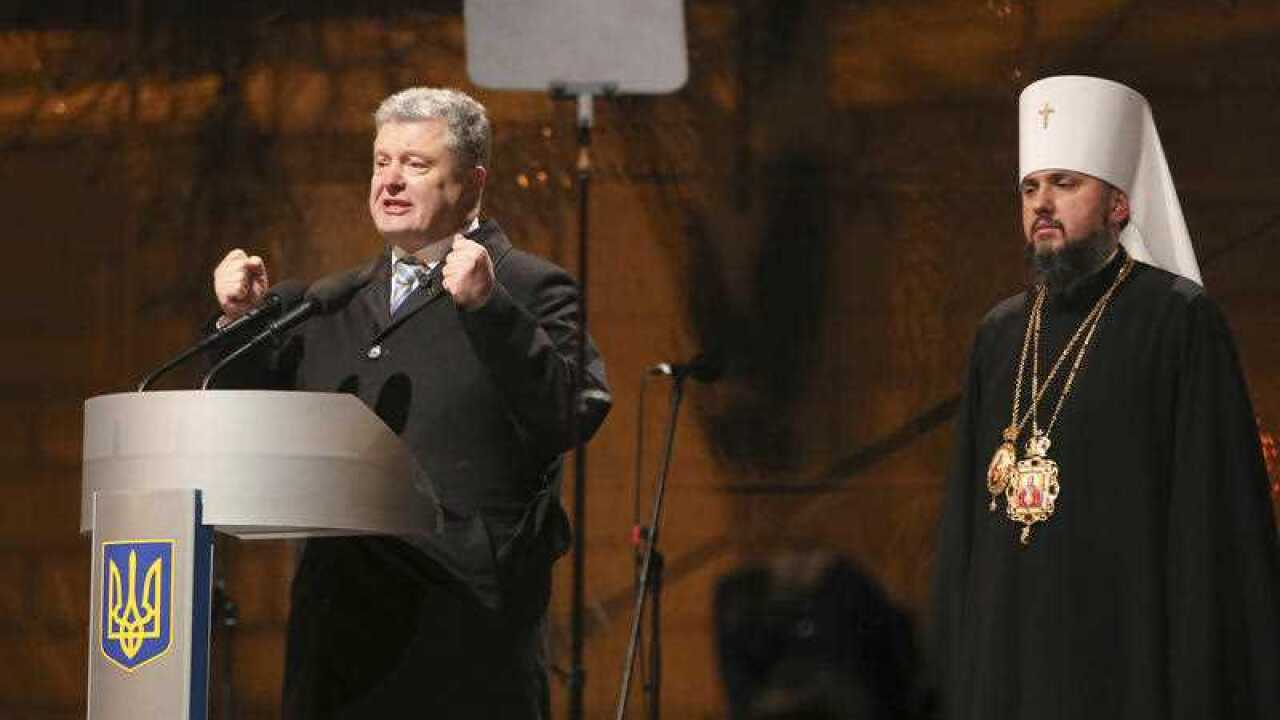 Ukrainian President Petro Poroshenko introduces the new head of the independent Ukrainian church.
