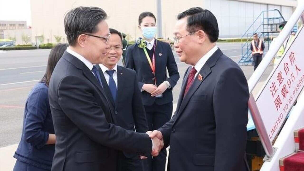 vuongdinhue visit china.jpg