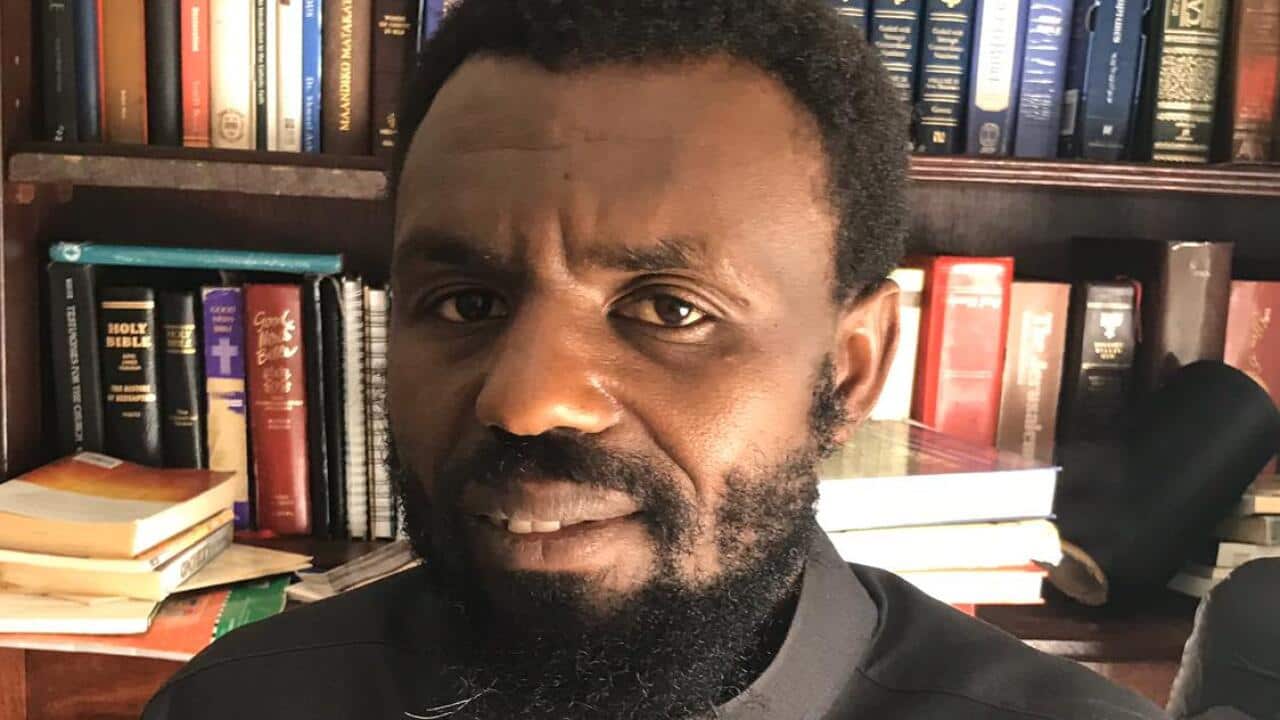 Yahsef B. Ineza ari mu kibanza abikamo ibitabo bitandukanye afise Bibiliya Yera ariko arasoyima.