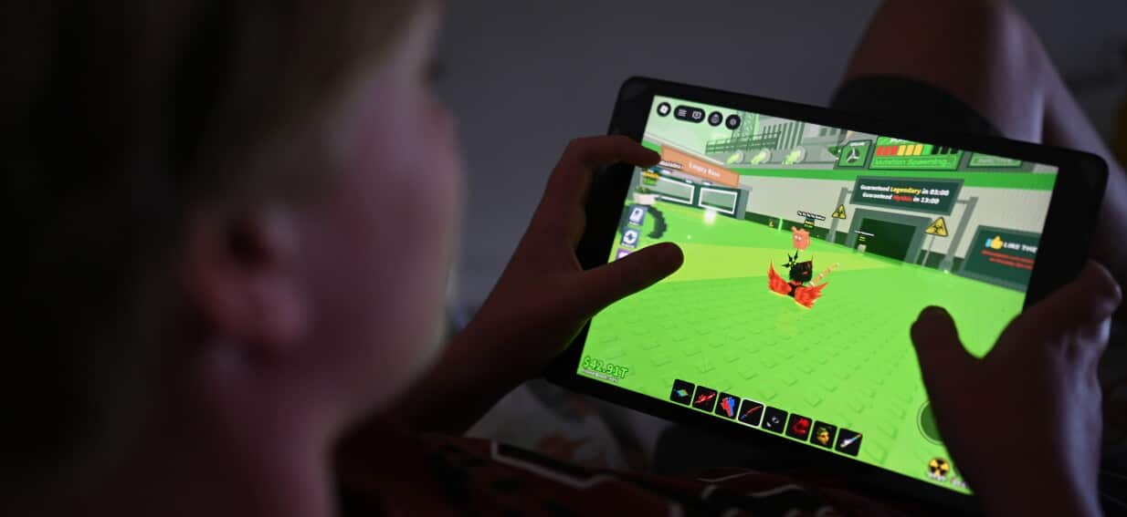 Roblox okrepil preverjanje starosti in uvedel klepetalnice glede na starost