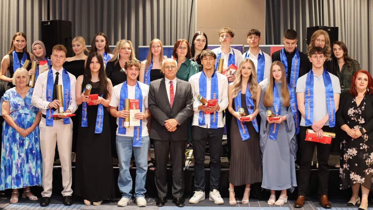 19. generacija VCE Bosanski, učenici i nastavnici sa ambasadorom Muftićem.jpg