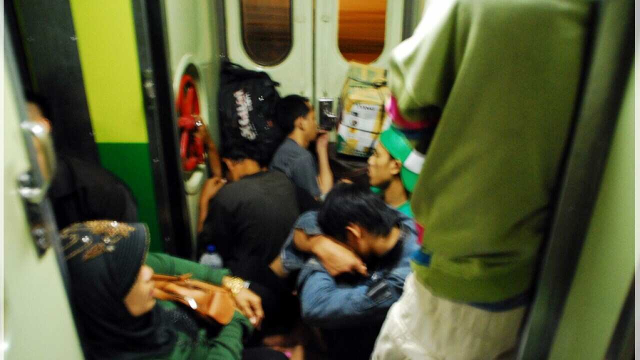 People mudik – train travel