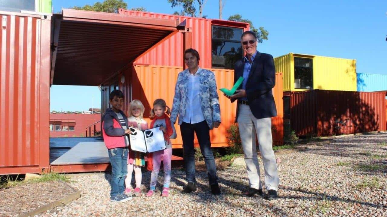 Bernd Winter vor den Containerklassenräumen