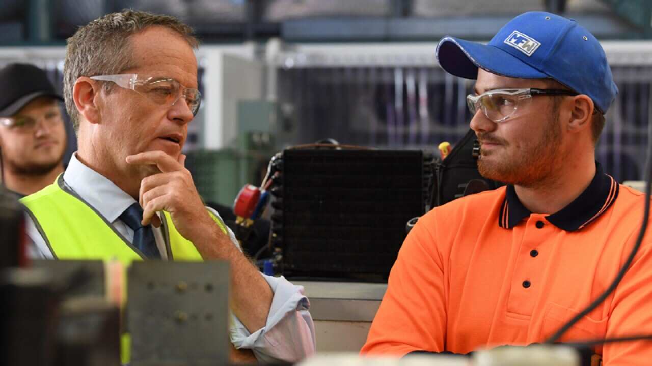 Bill Shorten speaks to apprentice tradies at a trade centre