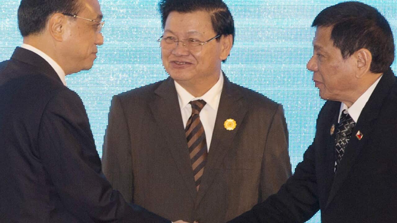 Chinese Premier Li Keqiang (L) greets the Philippine president