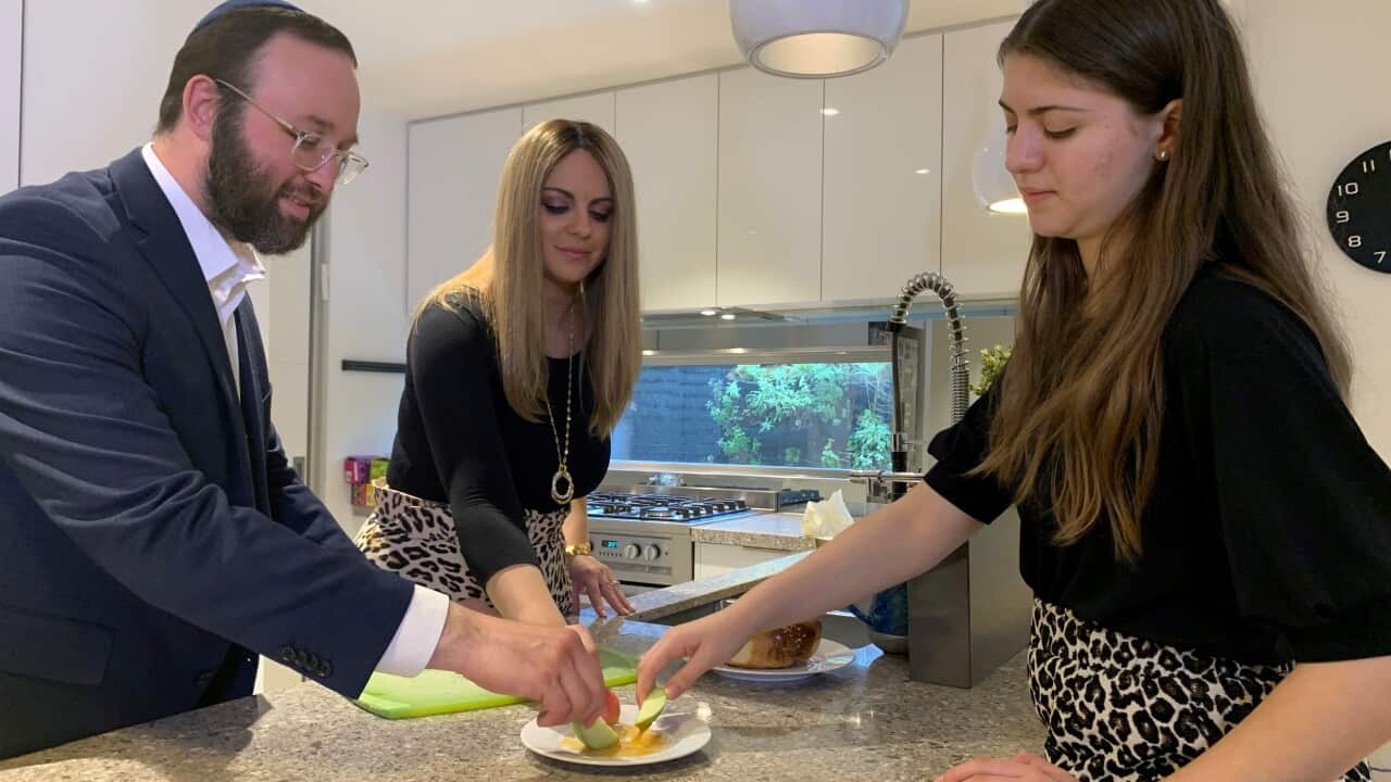 Popular Rosh Hashanah custom involves eating apple slices dipped in honey, sometimes after saying a special prayer.