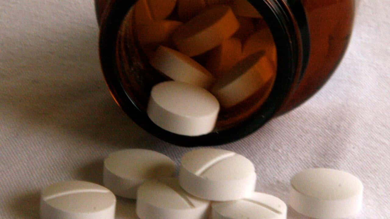 Tablets fall from a jar of medication in Sydney, September 17, 2008. (AAP Image/Melanie Foster) NO ARCHIVING, EDITORIAL USE ONLY