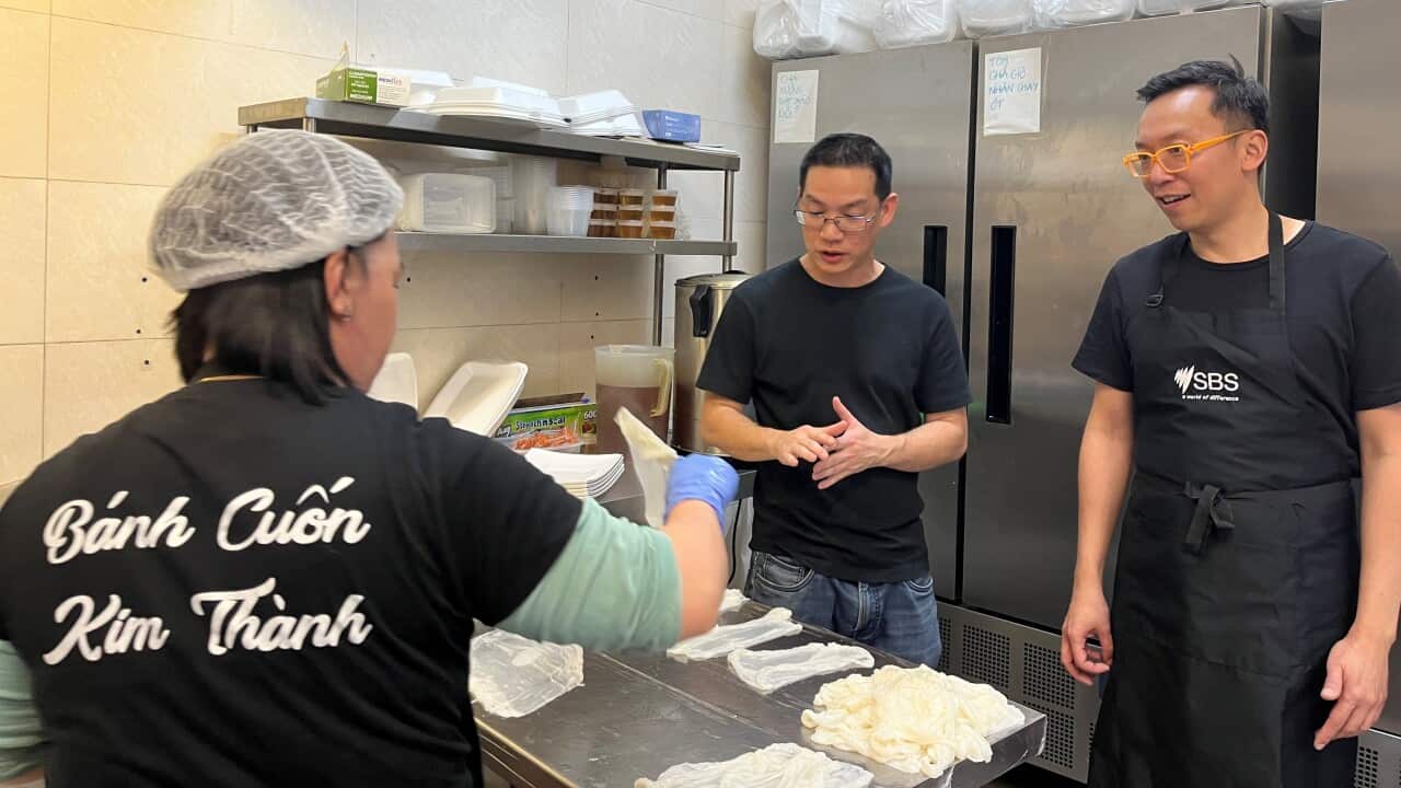 Alvin Quah nghe nghe giải thích cách làm bánh cuốn tại tiệm Kim Thành Bankstown