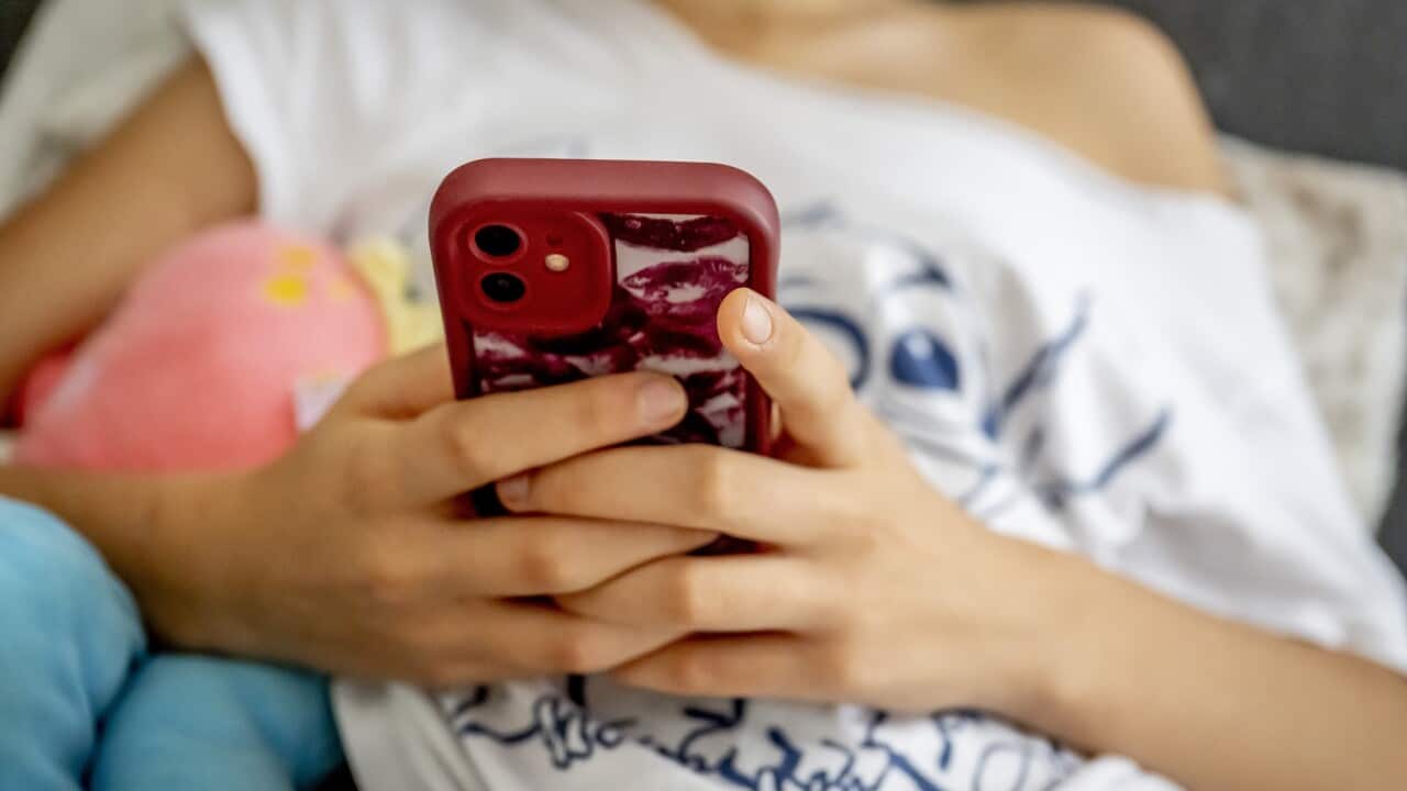 Una ragazza adolescente al suo cellulare.