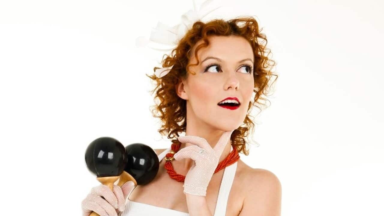 Cantante, insegnante di zumba, scrittrice e performer; Minie Minarelli fa anche stand up comedy.