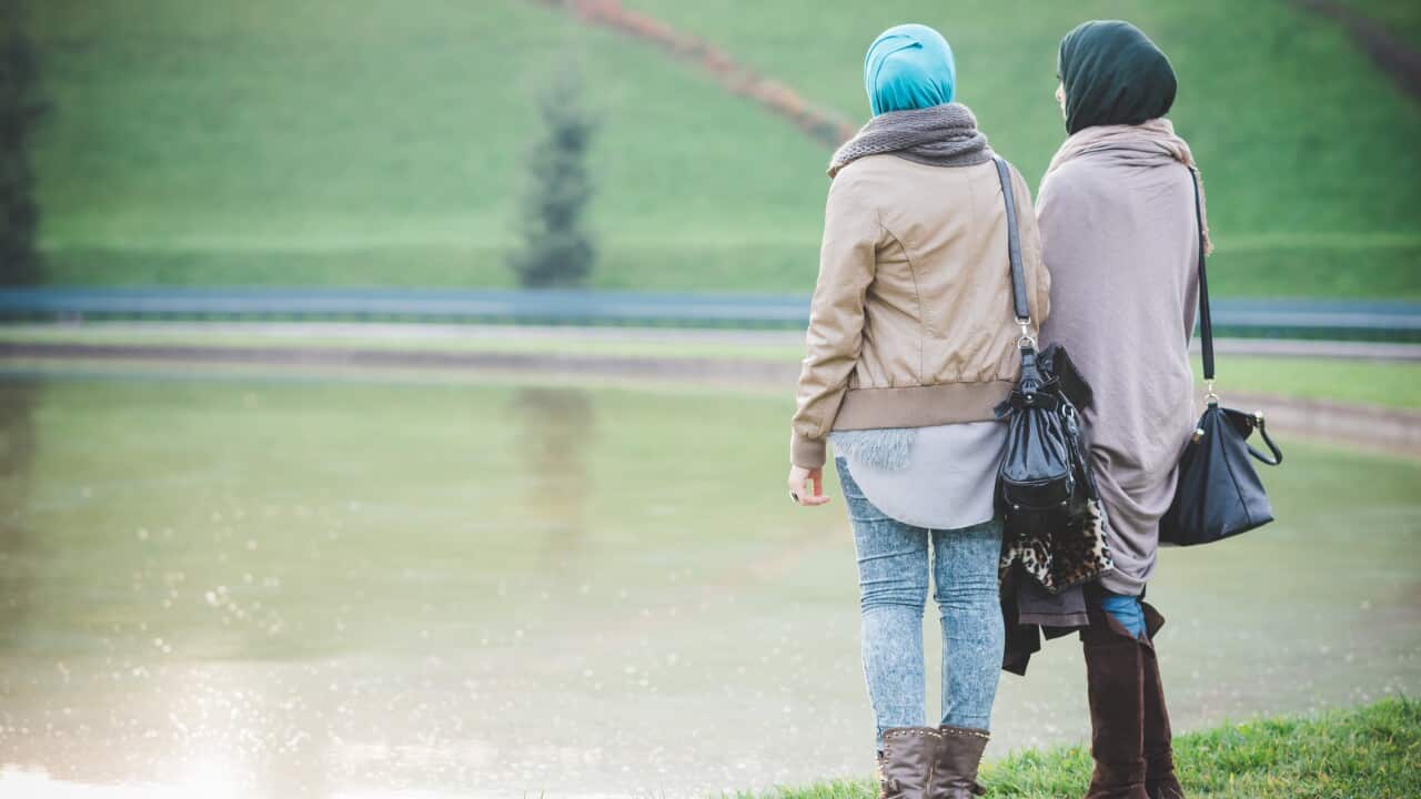 What are the healthcare options for refugees who don't have Medicare?
