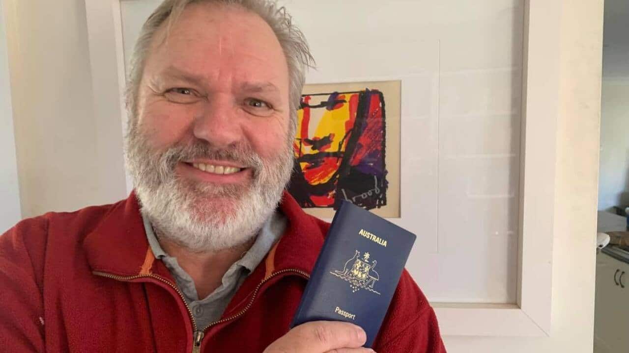 Wouter Kalle met zijn Australische paspoort