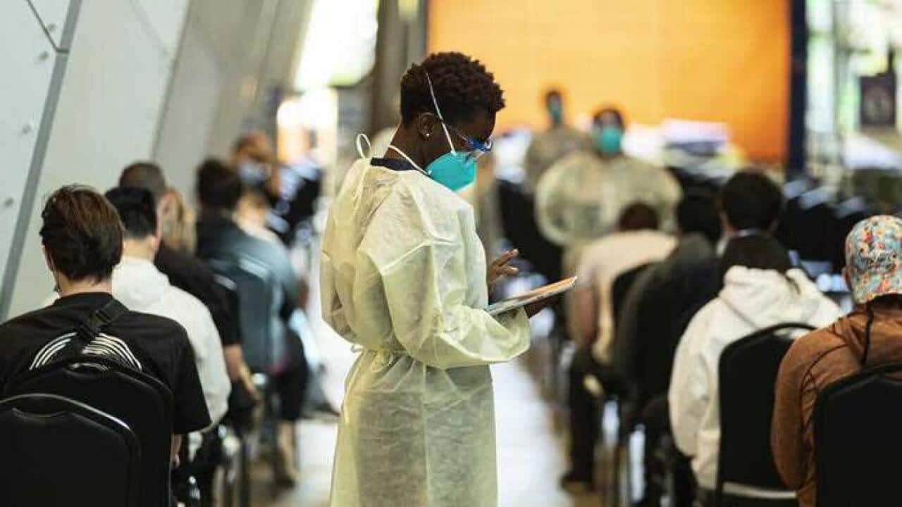 کارکنان صحی در حال نظارت از افراد واکسینه شده