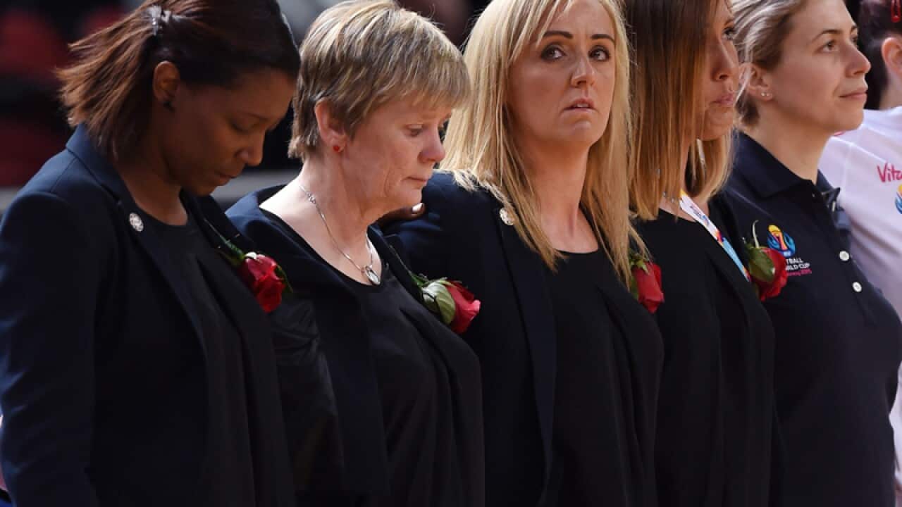 England head coach Tracey Neville (C) and her team