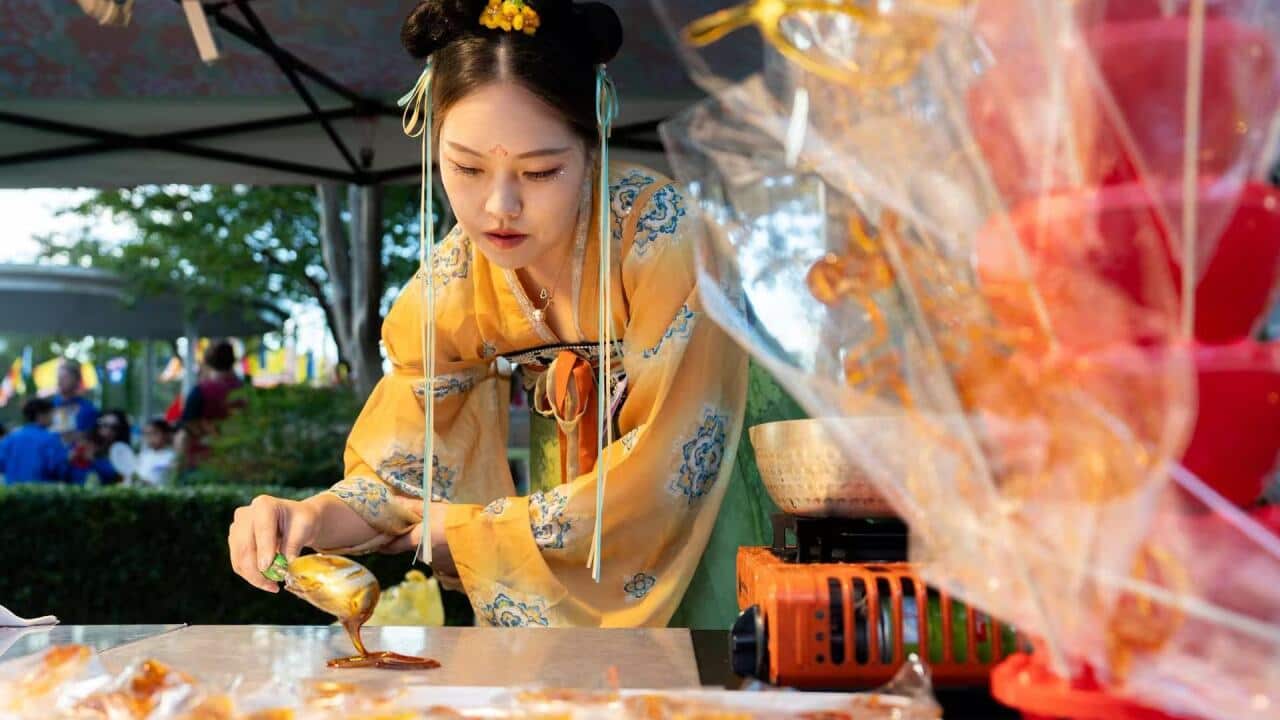 田园诗女士在做糖画艺术展示