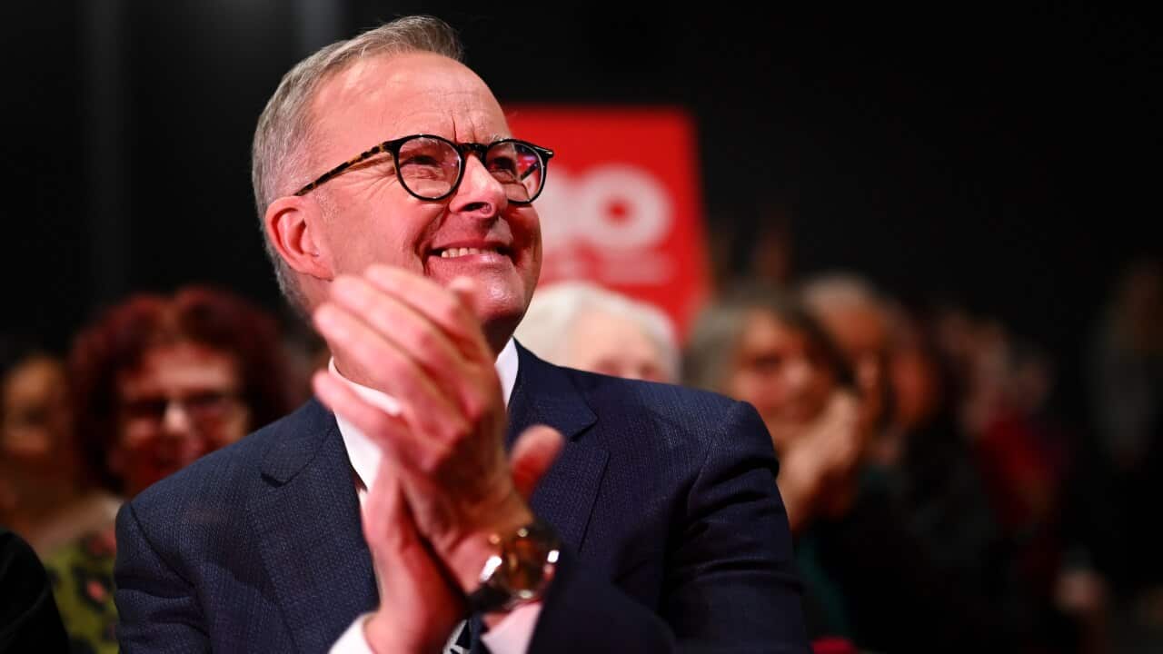 Kiongozi wa Upinzani Anthony Albanese awashukuru wanachama wenza baada ya hotuba yake.