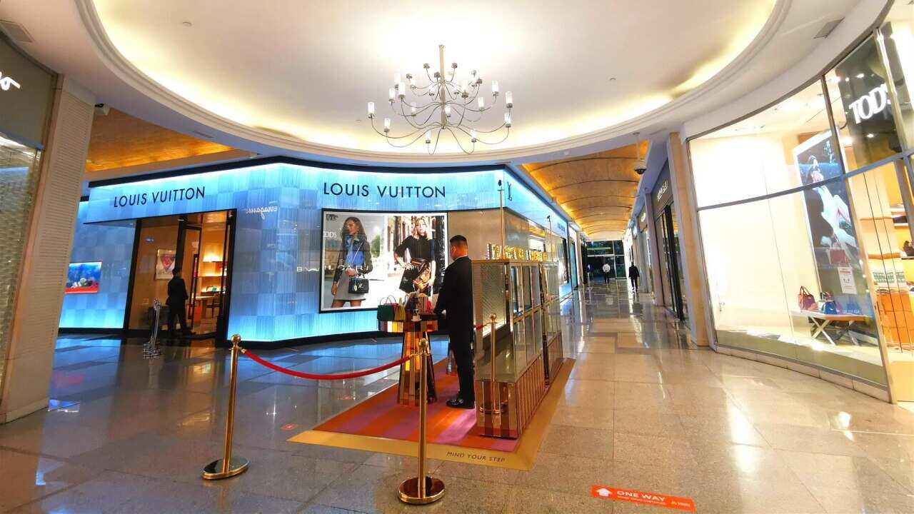 Image for read more article 'តើអាជីវកម្មណាខ្លះត្រូវបិទ? អាជីវកម្មណាខ្លះអាចនៅដំណើរការបាន?'