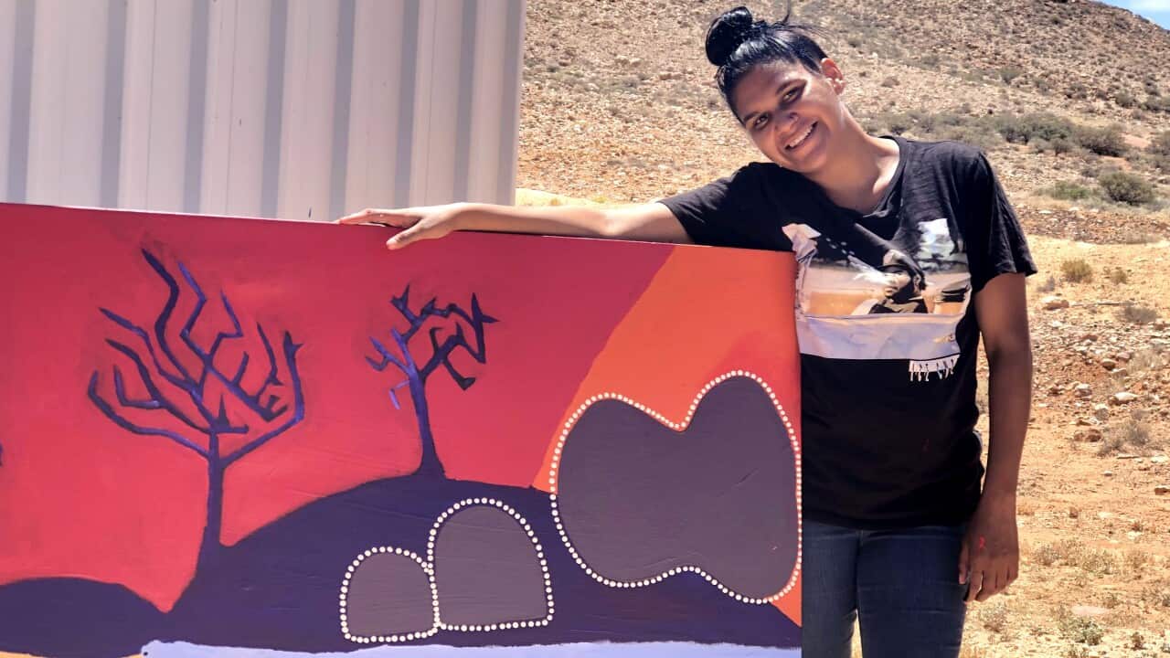 Umoona artist Molly Lennon at a painting workshop in Coober Pedy.