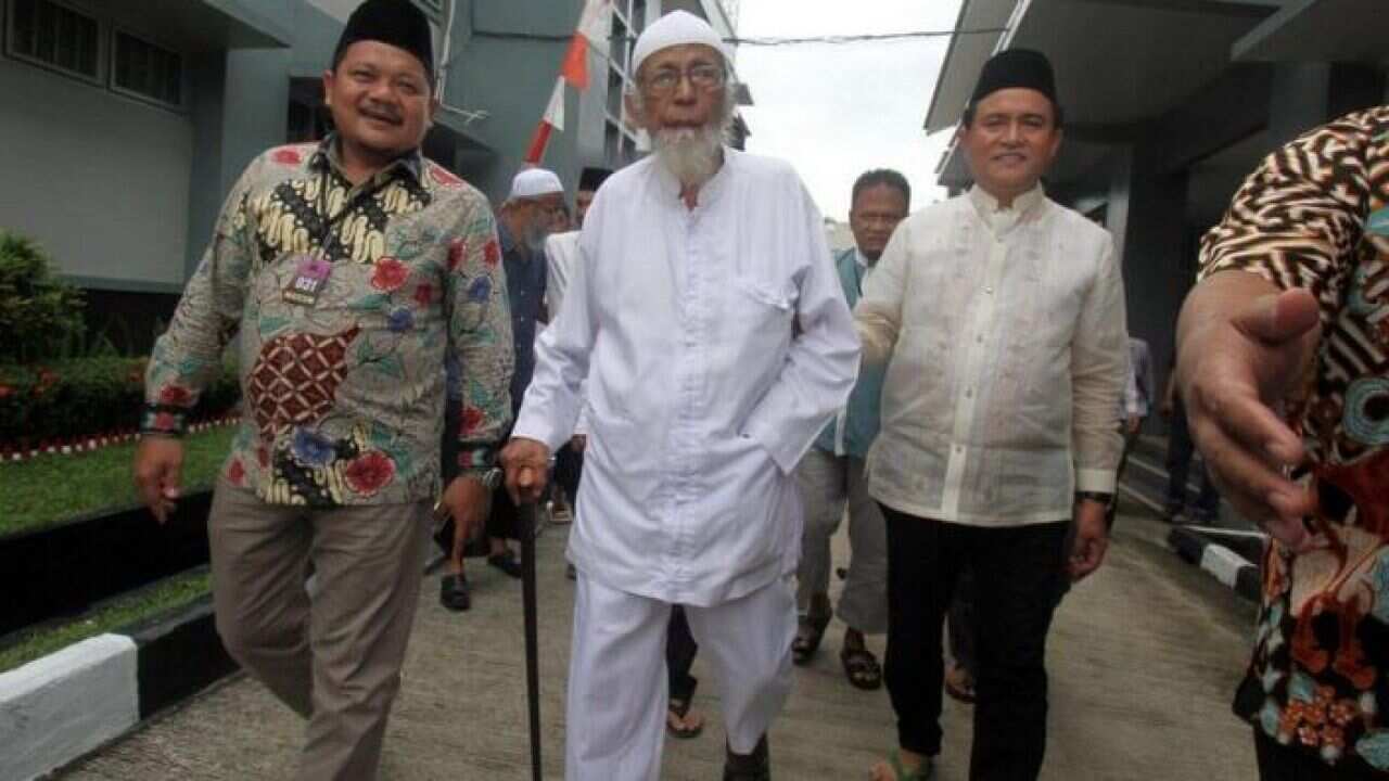 Abu Bakar Ba’asyir (centre) when visited at Gunung Sindur prison by Yusril Ihza Mahendra (right) who is chairman of the Crescent Star Party (PBB) as well as lawyer for Joko Widodo's presidential election campaign team.