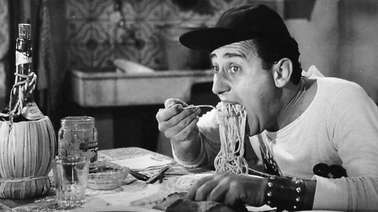 Alberto Sordi nella scena degli spaghetti. Screenshot of Un americano a Roma