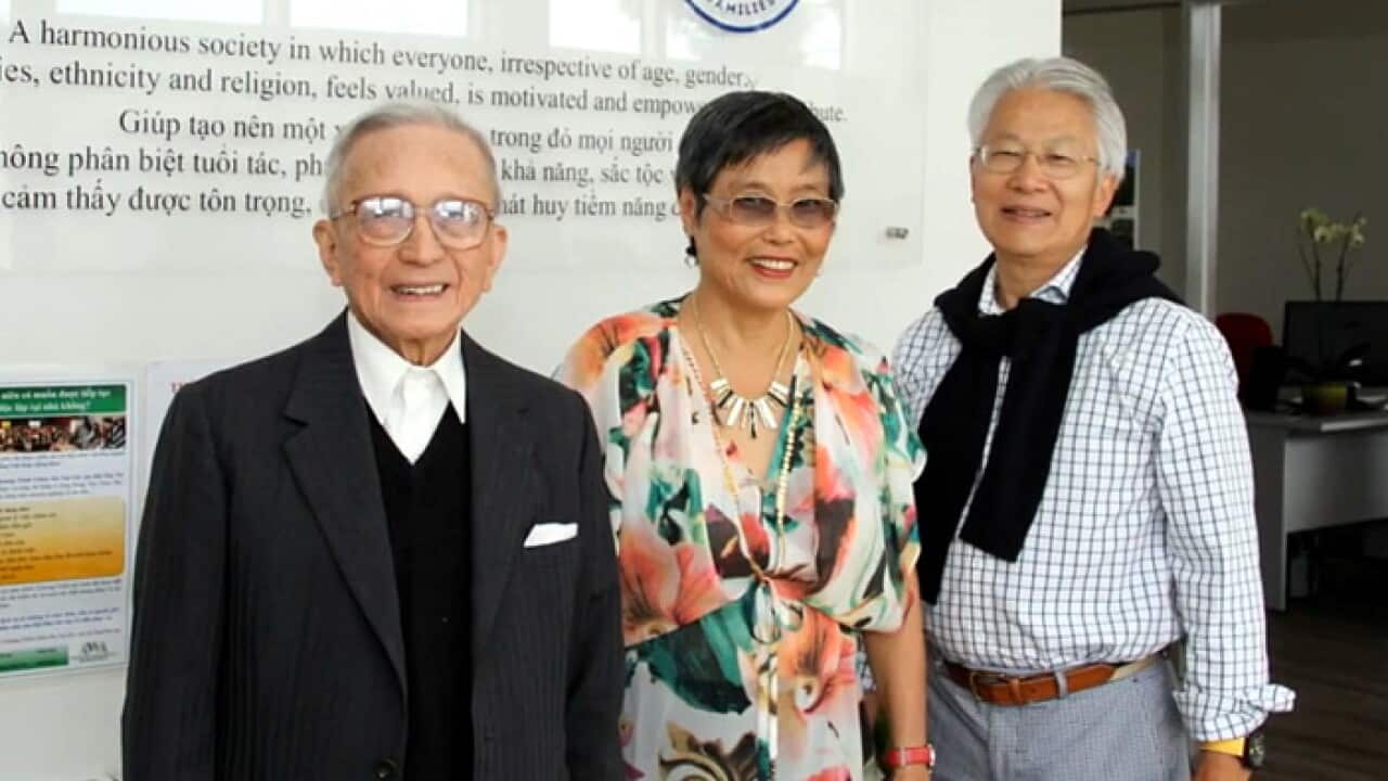 Ông Đoàn Bá Cang (bìa trái) trong một lần thăm trụ sở Hội Phụ Nữ Việt Úc ở Braybrook đầu năm 2016.