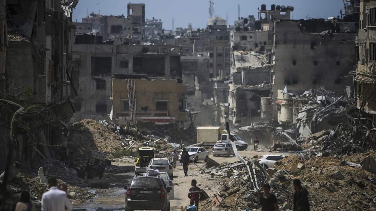 Palestinians return to Khan Younis after the Israeli military pulled out troops from the southern Gaza Strip (AAP).