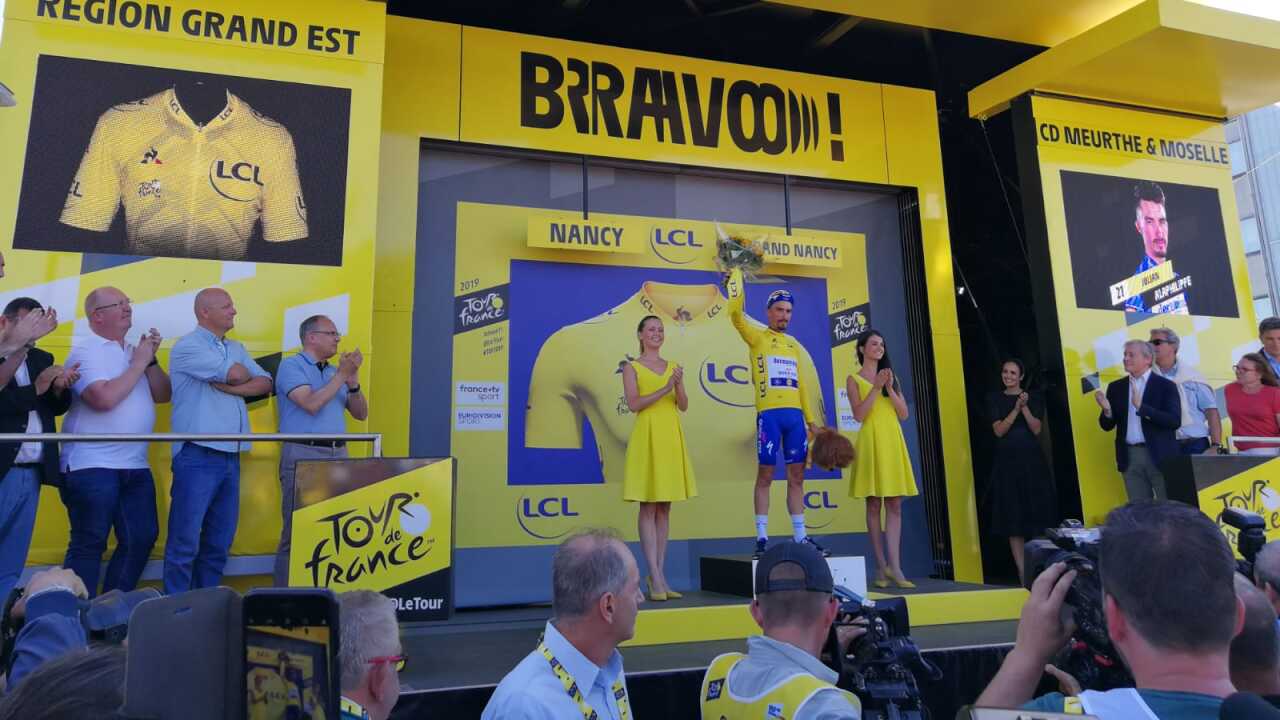 Julian Alaphilippe, depuis sa victoire sur la troisième étape du Tour de France, est le porteur du Maillot Jaune.