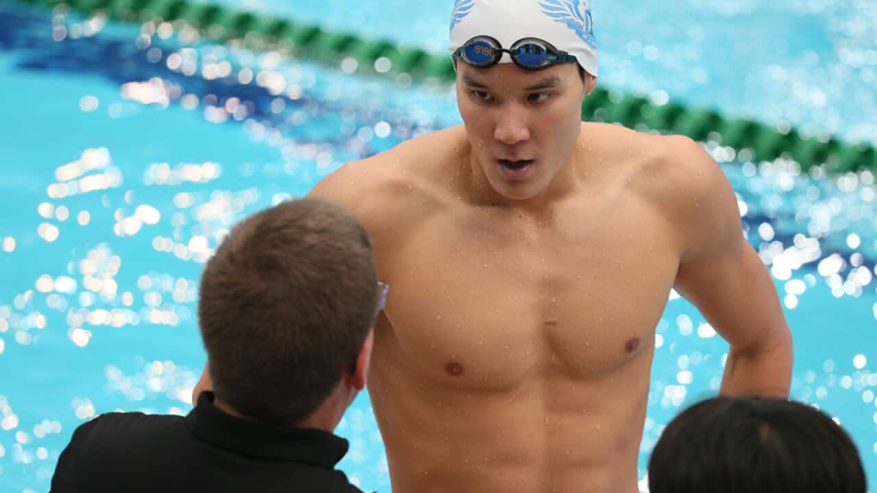 Park Tae-hwan speaks to his coaching staff