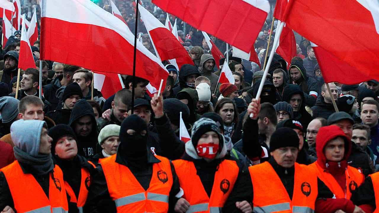Thousands of nationalists marched in Warsaw on Poland's Independence Day holiday in an event rganised by far-right groups.