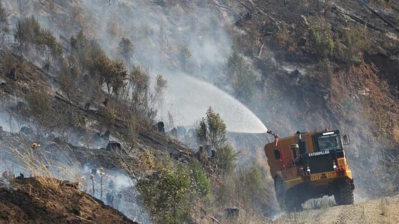 Changing weather conditions in Victoria are both helping and hindering bushfire fighting efforts.