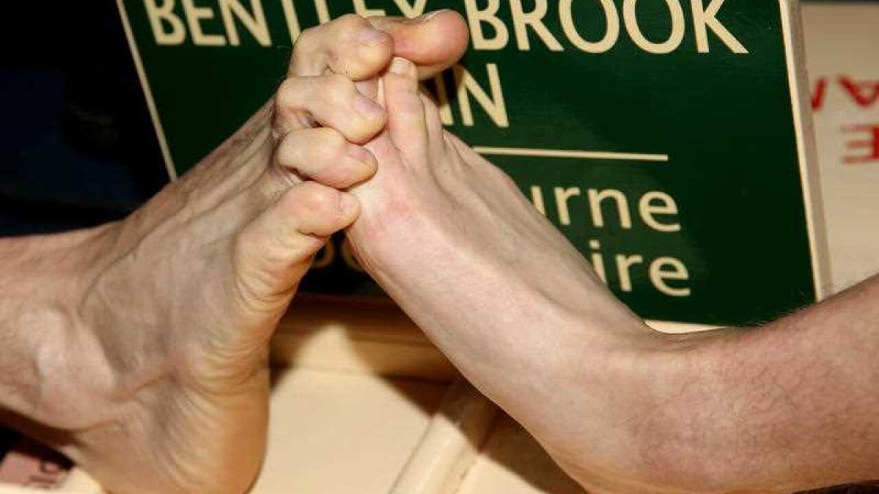 toe wrestling