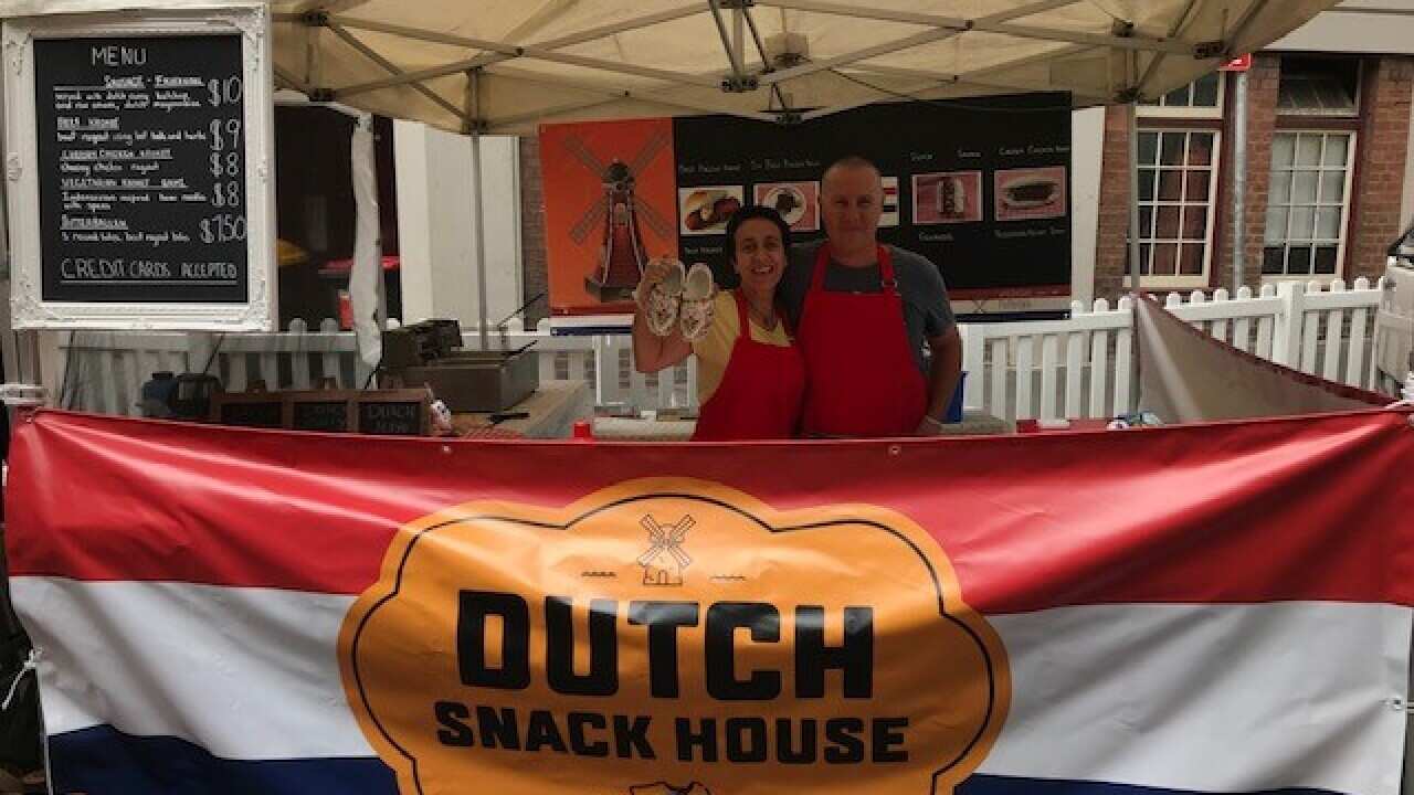 Mandana en Luke achter hun Hollandse kraam