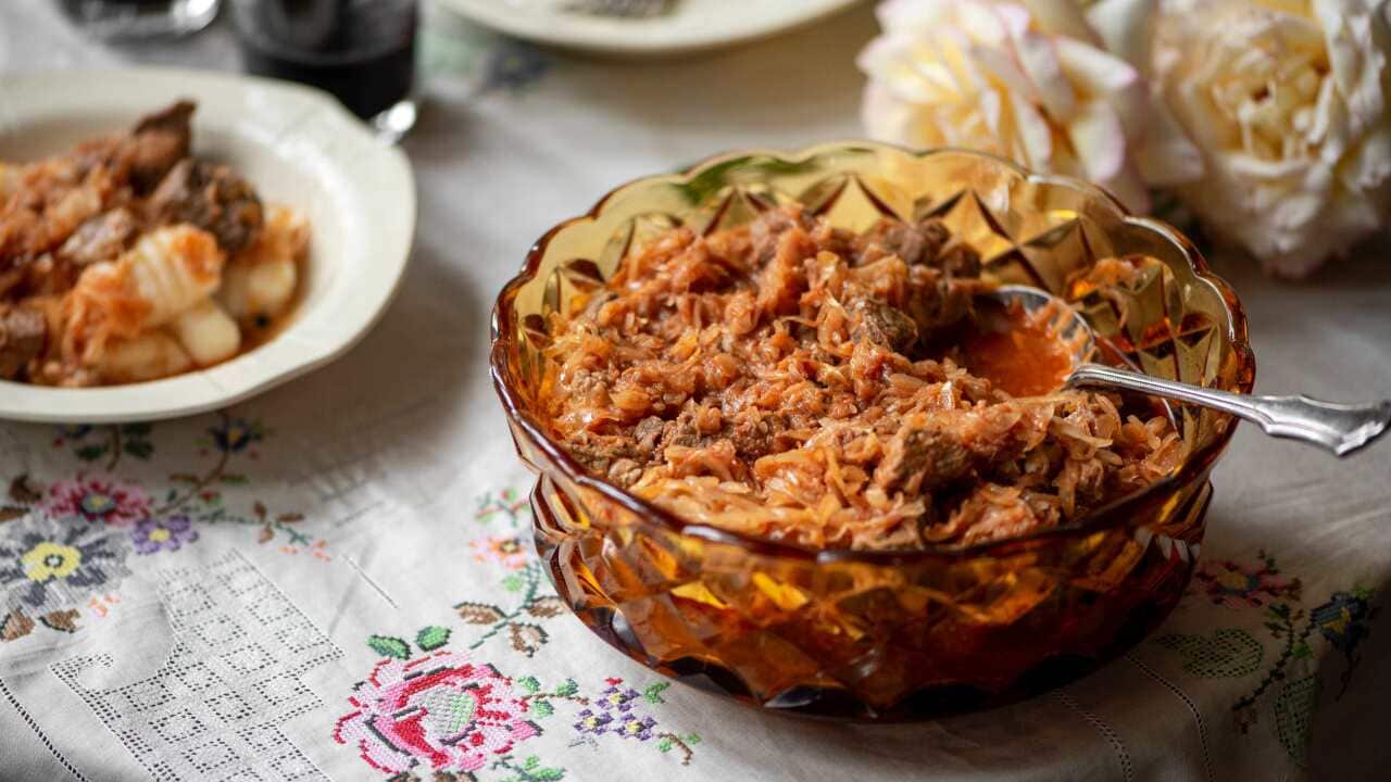 Beef and pork goulash with sauerkraut (Szekely gulasch) | SBS Food Beef and pork goulash with sauerkraut (Szekely gulasch) | SBS Food