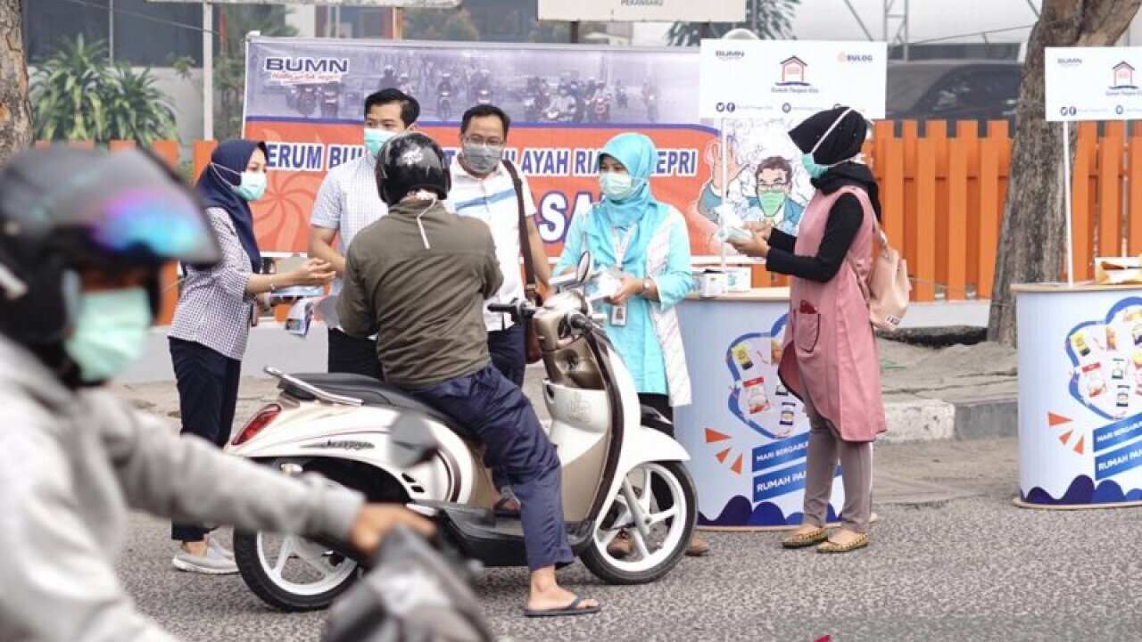 The Riau Kepri Body for Logistics (Bulog) Riau-distributed masks as part of its program to care for victims of the smoke cover in Riau’s capital, Pekanbaru.