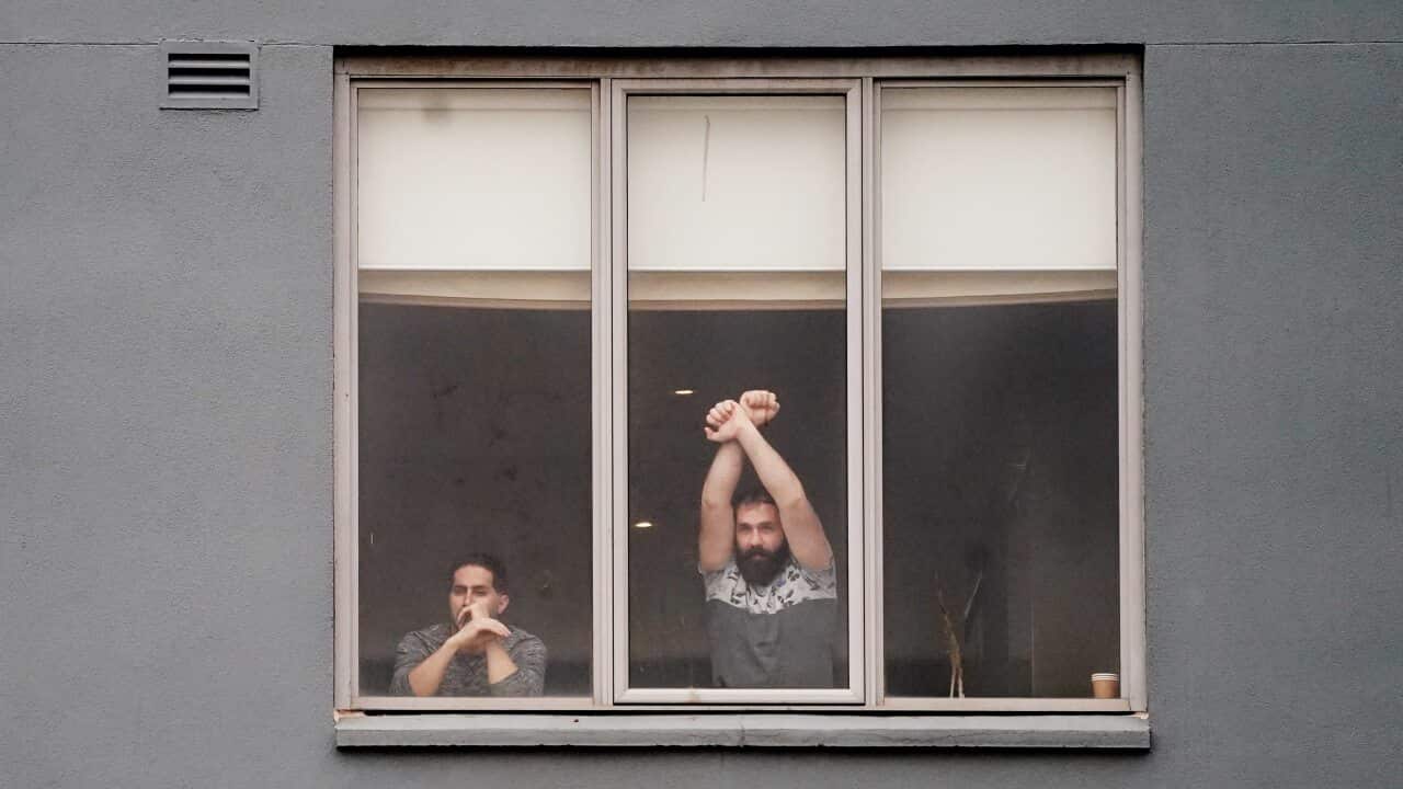 مصادرة هواتف طالبي اللجوء: للحد من الجريمة أم لقطعهم عن العالم الخارجي؟