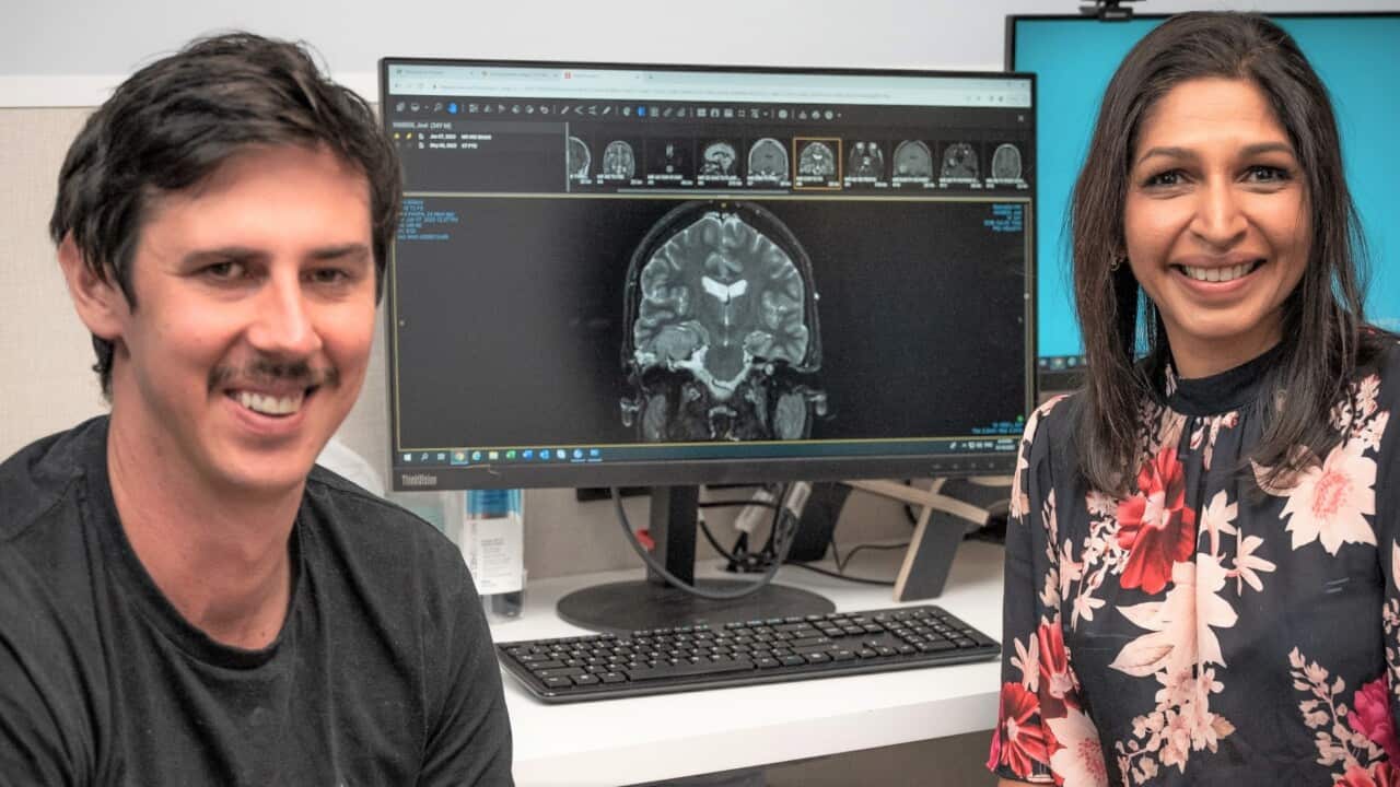 Joel Kimber, Dr Brindha Shivalingham ile Chris O'Brien Yaşamevi'nde (SBS).jpg