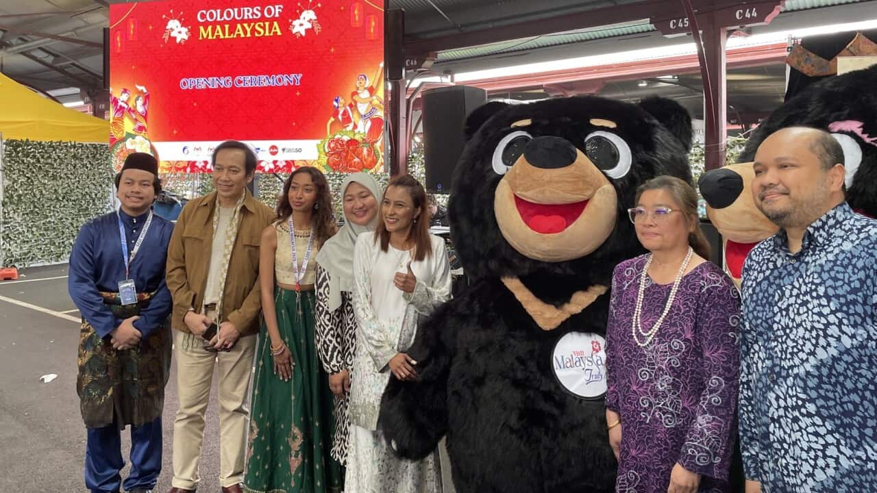 PYT Datin Paduka Sharrina Abdullah bergambar dengan penganjur disertai maskot sempena pesta Colours of Malaysia di Queen Victoria Market, Melbourne. jpg
