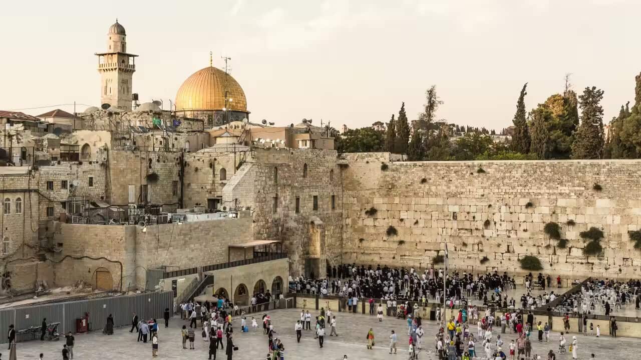 Old Town, Jewish Quarter, the Western Wall (Wailing Wall) and, on the background, the Dome of the Rock and a minaret of Temple Mount.png