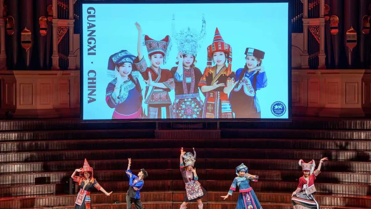 舞台上,五位身穿广西少数民族服饰的年轻舞者,用弥渡山歌舞姿诠释山野间的纯净旋律。