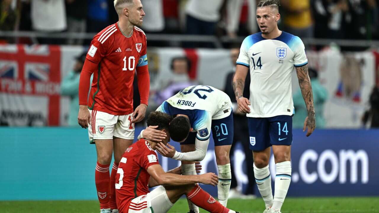 Phil Foden and Kalvin Phillips of England and Ethan Ampadu and K. Moore of Wales during a match between Wales and England, valid for the group stage of the World Cup, held at the Ahmed bin Ali Stadium in Al-Rayyan, Qatar.