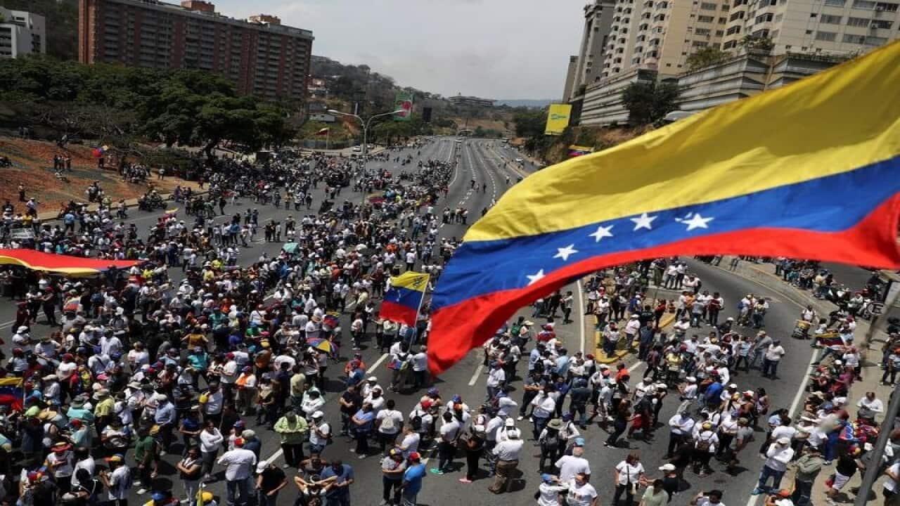 Hundred of Venezuelans gather on the streets