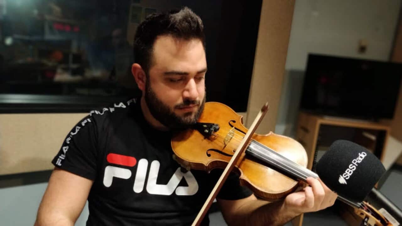 Michelle Kharrat playing violin on "Bayt Al Mazzika" podcast.