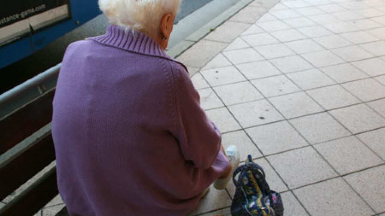 elderly_woman_above_1205_B_sbs_1511238887